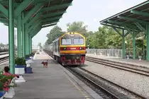 HID 4516 (Co'Co', de, Hitachi, Bj.1993) wartet am 17.Mai 2012 mit einem Schotterzug im Bf. Kaeng Khoi auf die Weiterfahrt.