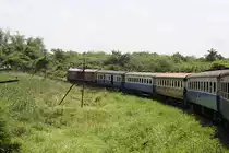 GEA 4547 (Co'Co', de, General Electric, Bj.1995) am 17.Mai 2012 mit dem RAP 135 im 180� Bogen nach dem Bf. Muak Lek.