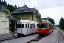 IVB Wagen 81 Stubaitalbahn mit Werbung   Spitz.at   ist gerade in den Bhf. Fulpmes eingefahren, Wagen 82 Duewag GT8ZR steht zur Abfahrt nach Innsbruck bereit, Innsbrucker Verkehrsbetriebe IVB, Stubaitalbahn Fulpmes - Innsbruck, 1.000 mm Spurweite, fotografiert am 21.08.2002