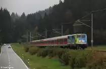 DB 111 066-7 Werbelok Biergarten   Mit dem Bayern-Ticket zu den sch�nsten Bierg�rten   schiebt RB 59536 Mittenwald - M�nchen, KBS 960 Innsbruck - M�nchen, fotografiert bei Klais am 30.09.2012