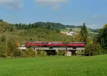 Der Schienenbus 998 840 + 798 776 + 798 706 der Passauer Eisenbahnfreunde bei einer Sonderfahrt auf der Ilztalbahn am 03.10.2012 unterwegs bei R�hrnbach. 