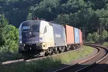 182 535-5 (ES 64 U2-035) mit Containerzug in Fahrtrichtung S�den. Aufgenommen am 10.07.2012 in Wernfeld.