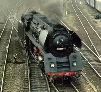 Als 1980 auch in der DDR die �lpreise stiegen, wurden wieder vorzugsweise rostgefeuerte Dampfloks eingesetzt; au�erdem wurden etliche �lgefeuerte Maschinen wieder auf Kohlefeuerung zur�ckgebaut.Am 26.09.1980 konnte ich die alte Berlinerin
01 1514 in Saalfeld fotografieren.An diesem Tage stand der elf Wagen lange E 802 nach Gera / Leipzig auf ihrem Dienstplan.Der Heizer war nicht zu beneiden!
