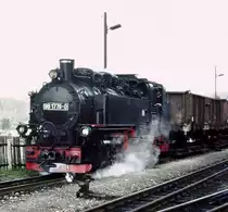 Am 27.September 1980 habe ich bei Cranzahl diese DR-Neubaulok 99 1779 mit ihrem planm��igen Rollbockzug fotografieren k�nnen. Von den bulligen 1E1 Maschinen beschaffte die DR ab 1952 die Maschinen 99 771 bis 794.