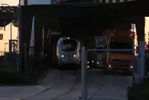 Kaum sind die Tore der F�hre von Puttgarden nach R�dby ge�ffnet, bahnen sich im Abendlicht gleich mehrere  Unget�me  den Weg aus dem Bauch der F�hre ins Freie. Links der ICETD der DSB, Hamburg Hbf - Kopenhagen und rechts die LKW´s. Der ICE wird nach kurzem Halt im F�hrbahnhof R�dby Faerge den Weg nach Kopenhagen fortsetzen. 11.10.2012