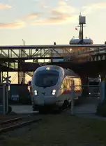 Der ICETD der DSB, Hamburg Hbf - Kopenhagen, hat im Abendlicht nun die F�hre in R�dby verlassen und wird gleich im Bahnhof R�dby Faerge zum halten kommen bevor er seien Fahrt nach Kopenhagen fortsetzt. 11.10.2012