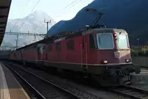 Re 20/20 mit 11256 an der Spitze auf dem Weg nach Norden in Erstfeld, 1.10.2011. 