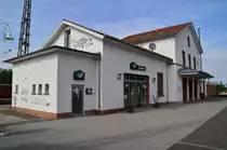 Hier die Stra�enansicht des ehemaligen Empfangsgeb�udes des Bahnhofs Guntersblum an der Kbs 660. 23.9.2012