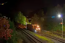 Die Lok 42 der Kreisbahn Siegen-Wittgenstein (KSW), eine Vossloh G 1700 BB (F.-Nr. 1001108, Baujahr 2001), rangiert am 12.10.2012 (22:40 Uhr) in Herdorf auf dem KSW-Gleis. Sie hat ihren Güterzug abgestellt, nun ist die Weiche umgestellt und gleich geht es zur Nachtruhe in den Lokschuppen.