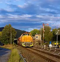 Lok 44 (MaK G 1000 BB) der Kreisbahn Siegen-Wittgenstein (KSW) mit G�terzug am 12.10.2012 auf �bergabefahrt nach Betzdorf/Sieg, hier beim Stellwerk Herdorf Ost (Ho). Rechts das Gleis 2 wird zur Zeit erneuert.