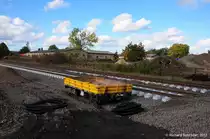 Ein Transportwagen f�r Schienen und Baumaterial steht am 13.10.2012 abseits der Schienen im Bahnhof Grabowh�fe. 