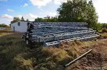 Abseits der Strecke liegen in Grabowh�fe diese alten Oberleitungsmasten. Nachdem sie ihre Schuldigkeit getan haben, werden sie wohl in Zukunft nicht mehr gebraucht. Auf dem Bauabschnitt zwischen Waren (M�ritz) und Lalendorf Ost werden nicht viele der alten Masten wiederverwendet. 