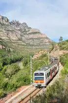 Zug der meterspurigen R5 Vorortbahn zwischen Bar�elona und Monistrol. Am Berg sieht man das Kloster Montserrat. Dort ist auch die Endstation der ebenfalls meterspurigen Zahnradbahn Monistrol-Montserrat. Sowohl die R5 als auch die Zahnradbahn wird von der FGC betrieben. „Ferrocarrils de la Generalitat de Catalunya“.