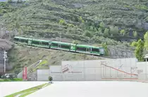 Zug der Bergbahn Monistrol-Montserrat kurz vor der Station Monistrol Vila. Die Bahn wurde erst 2003 wiederer�ffnet. Zuvor herschte bis 1957 noch Dampfbetrieb. Von der alten Bahn sind nur die Tunnels und einige wenige Geb�ude erhalten. Die Triebfahrzeuge sind wie unschwer zu erkennen aus dem Hause Stadler. Der Grossunterhalt der Triebwagen findet in den Hauptwerkst�tten der FGC statt. Die „Ferrocarrils de la Generalitat de Catalunya“ betreiben nebst Vorortbahnen auch noch eine weitere Bergbahn in den Pyren�en, Ribes-Nuria. 