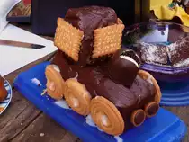 Zum Abschluss der Erstfeld-Reihe noch ein ganz s��es Bild: Die Schoggi-Lok. Die genaue Typisierung wird schwierig, zumal sie schon angeschnitten war (und lecker!), es k�nnte sich aber um das Modell einer E 3/3 handeln, das vom Team der SBB Historic angefertigt wurde.