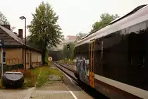 Am Mittag des 31.08.2012 verl��t 642 834 soeben den Bahnhof Kamenz in Richtung Dresden Hbf. Trotz des regnerischen Wetters kam es in den dunklen Scheiben des Triebwagens zu einer sch�nen Spiegelung des alten Bahngeb�udes.