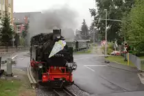 99 1777 hat am Mittag des 31.08.2012  mit ihrem Zug P 3006 nach Moritzburg soeben den Bahnhof Radebeul-Ost verlassen, die Schildenstra�e �berquert und schwenkt jetzt auf die Pestalozzistra�e ein, deren Verlauf sie bis zur Stra�enkreuzung am  Wei�en Ro�  folgt. Die Zuckert�te an der Lokfront weist �brigens auf die am 01.09.2012 stattfindenden Einschulungsfeiern in Sachsen hin! Eine nette Idee, wie ich finde, �ber welche sich vor allem die Kinder freuen d�rften (der Bahnfotograf weniger!)! ;-)