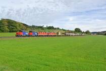 Gl�ckstreffer bei Elgg: Eem 923 007-9+003-8 und die Re 4/4 II 11174 und 11249 ziehen einen G�terzug von St. Gallen nach Winterthur, 17.10.2012.