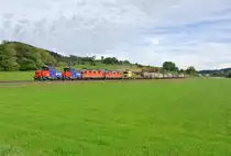 Gl�ckstreffer bei Elgg: Eem 923 007-9+003-8 und die Re 4/4 II 11174 und 11249 ziehen einen G�terzug von St. Gallen nach Winterthur, 17.10.2012.