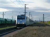 185 562 fuhr mit ihrem leeren G�terzug zur�ck nach Bad Schandau ,hier bei der Durchfahrt in Dresden Friedrichstadt am 17.10.12, Viele Gr��e an den TF :-)