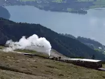 Gleich verschlingt die Gef�llstrecke den Zug der Schafbergbahn; 12.10.2012
