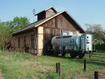 ČSD historische Wagen (1925)und alte Lokschuppen auf Bhf. Zlonice f�r Filmemachens entwickelt am 30. 4. 2012.
