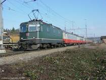 SBB Re 4/4 II 11117 vor dem D 2569 Schaffhausen-Z�rich mit EW III Pendel  Swiss Express  in H�ntwagen-Wil am 01.02.2003