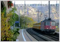 Die Sonne hat soeben den Talgrund bei Maienfeld verlassen als 11271 mit einem Postzug Richtung Sargans vorbei f�hrt. (20.10.2012)