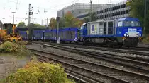 Die V206 von der Rurtabahn kommt mit einem  Autoleerzug aus Belgien und f�hrt in Aachen-West ein bei Herbstwetter am 20.10.2012.