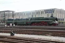 Bahnerlebnistag am 14.10.2012 auf dem Regensburger Hauptbahnhof.18 201 hat einen Plan-Alex aus Hof gebracht und rangiert hier zur Abstellung.