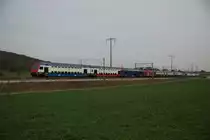 Der ZVV-Werbezug n�hert sich am 21.8.12 an der Spitze einer S 5 Eglisau.