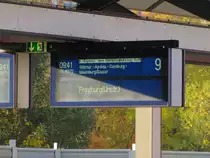 Der Zugzielanzeiger f�r den RE 16578  Rotk�ppchen-Express II  von Eisenach �ber Camburg nach Freyburg, am 21.10.2012 in Erfurt Hbf.
