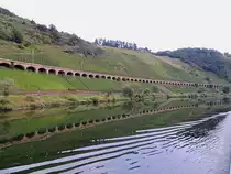 P�ndericher Hangviadukt, (ca.10mtr. hoch, 92B�gen mit je7,2mtr. Spannweite, und wurde im Okt. 1880 fertiggestellt) spiegelt sich zum Teil (leider ohne Zug)in der Mosel; 120828