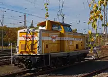 Die 212 192-9, H.F. Wiebe Lok Nr. 3 (ex DB V 100 2192), abgestellt am 21.10.2012 in Kreuztal. Die V 100.20 wurde 1964 unter der Fabriknummer 13668 von Jung, Jungenthal bei Kirchen a.d. Sieg gebaut und als V 100 2192 an die DB ausgeiefert, 1968 erfolgte die Umzeichnung in 212 192-9, die Ausmusterung bei der DB erfolgte 1993 und ging dann 1994 an H.F. Wiebe. Die Baureihe V 100.20 bzw. 212 ist eine leistungsst�rkere Variante der V 100, sie war f�r den Haupt- und Steilstreckendienst vorgesehen. Die H�chstgeschwindigkeit betr�gt 100 km/h, die Motorleistung betr�gt 993 kW (1.350 PS). 