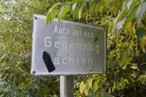 Auch auf den Gegenzug achten! Z�ge sind hier allerdings wohl seit Ewigkeiten nicht mehr gefahren, die letzten Anschlussbedienungen in Ol-Ohmstede d�rften auf den Resten der KBS 221e bis 1998 nur noch als Rangierfahrten unterwegs gewesen sein....
Am 20.10.2012 f�hrt hier allerdings garnichts mehr und die Strecke ist ziemlich zugewuchert...