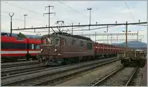 Obwohl die BLS die nach dem Deutsch/Französischen Krieg die für Frankreich unvorteilhafte Relation Paris - Milano dank dem Bau des Grenchenbergtunnels und der MLB etwas aufwertete, sind BLS Fahrzeuge im Jura eher selten anzutreffen. Umso mehr freute ich mit über die BLS Re 4/4 171  Därligen  am Morgen dieses Herbsttages in Delémont. 

18. Oktober 2012
