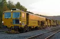 Das Gleis 2 im Bereich vom Bahnhof Herdorf an der KBS 462 (Hellertalbahn) ist verlegt und geschotter nun hei�st es stopfen (und gleichzeitig anheben und richten). Ab dem Nachmittag das 19.10.2012 kommt die Stopfmaschine zu Einsatz, hier die Plasser und Theurer Universalstopfmaschine (Nivellier-, Hebe-, Richt- und Stopfmaschinen) Unimat 08-475/4S (Schweres Nebenfahrzeug Nr. 97 43 42 533 17 - 7; EBA 99 I 11 A 002) der DGU - Deutsche Gleisbau Union (Koblenz). Sie ist eine kombinierte Gleis- u. Weichenstopfmaschine und wurde 2001 unter der Fabriknummer 1175 gebaut, das Eigengewichtbetr�gt 100t, die H�chstgeschwindigkeit bei Eigenfahrt betr�gt 100 km/h,  die zugelassene Streckenklasse ist B1 oder h�her. Dahinter ist eine Schnellschotterplaniermaschine SSP 110 SW und wartet auf die n�chten zu planierende Metern.