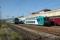 Trenitalia:Sonntagsruhe f�r zwei Regio Dosto im Bahnhof Luino/It.21.10.12