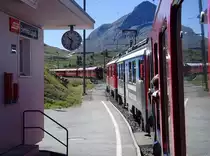 W�re die Motivauswahl wenige Sekunden fr�her fertig gewesen, die Zugfront des in die Station Bernina-Lagalb einfahrenden R 1636 w�re vollst�ndig in der Scheibe des wartenden, von St. Moritz nach Tirano fahrenden R 1621 sichtbar gewesen (18.08.2012).