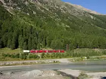 Allegra-Triebzug mit einem G�terwagen f�hrt als R 1628 von Poschiavo nach St. Moritz am 20.08.2012 zwischen den Stationen Morteratsch und Surovas Richtung Pontresina.