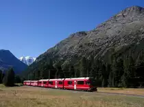 Die schneebedeckten Berge der Bernina-Gruppe und der talw�rtsfahrende R 1632 von Tirano nach St. Moritz am 19.08.2012 zwischen den Stationen Morteratsch und Surovas.