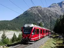 Ein Allegra-Triebzug als Bernina-Express f�hrt am 17.08.2012 zwischen den Stationen Morteratsch und Surovas talw�rts Richtung Pontresina.