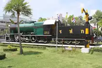 Im Neulack und als 261 angeschrieben präsendiert sich die 264 (2'C1'-h3, Hanomag, Bauj. 1928, Fabr.Nr. 10604) aufgestellt vor der Nakhon Ratchasima Station am 17.Mai 2012.