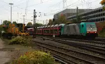 Die Cobra 2812 kommt mit einem sehr langen  Toyota-Autozug aus Zeebrugge-Ramskapelle(B) nach Mszczonow(PL) und f�hrt in Aachen-West ein bei Herbstwetter am 20.10.2012.