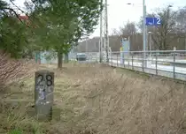 2.2.2008 R�dnitz. Etwas abseits stehender Kilometerstein.