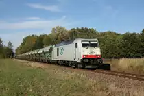 285 109-5 der ITL mit einem Ganzzug Sch�ttgutwagen aus Richtung Hosena kommend in Wiednitz. Fotografiert am 18.10.2012.  