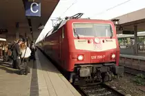 Den meisten Fahrg�ste dieses ICs wird allerh�chstens der schlechte Zustand der Lok auffallen. Alle Lokfans wisen nat�rlich auch noch dass die 120 155-7 die letzte von zwei orientroten Lokomotiven dieser Baureihe war. (Mannheim Hbf, 06.05.2011)