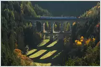 Kurz nach Sonnenaufgang am Semmering am 22.10.2012. 4020.XXX �berquert als R 2949 von Payerbach-Reichenau nach Semmering die Kalte Rinne.