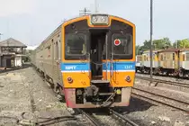 NKF 1217 als letztes Fahrzeug des EXP 71 von Bangkok nach Si Sa Ket f�hrt am 17.Mai 2012 aus dem Bf. Nakhon Ratchasima in Richtung Thanon Chira Junction.