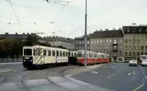 Wien WLB Zug nach Baden / WLB SL 62 (c2 1076) in Richtung Ring / Oper Philadelphiabr�cke im Oktober 1979.